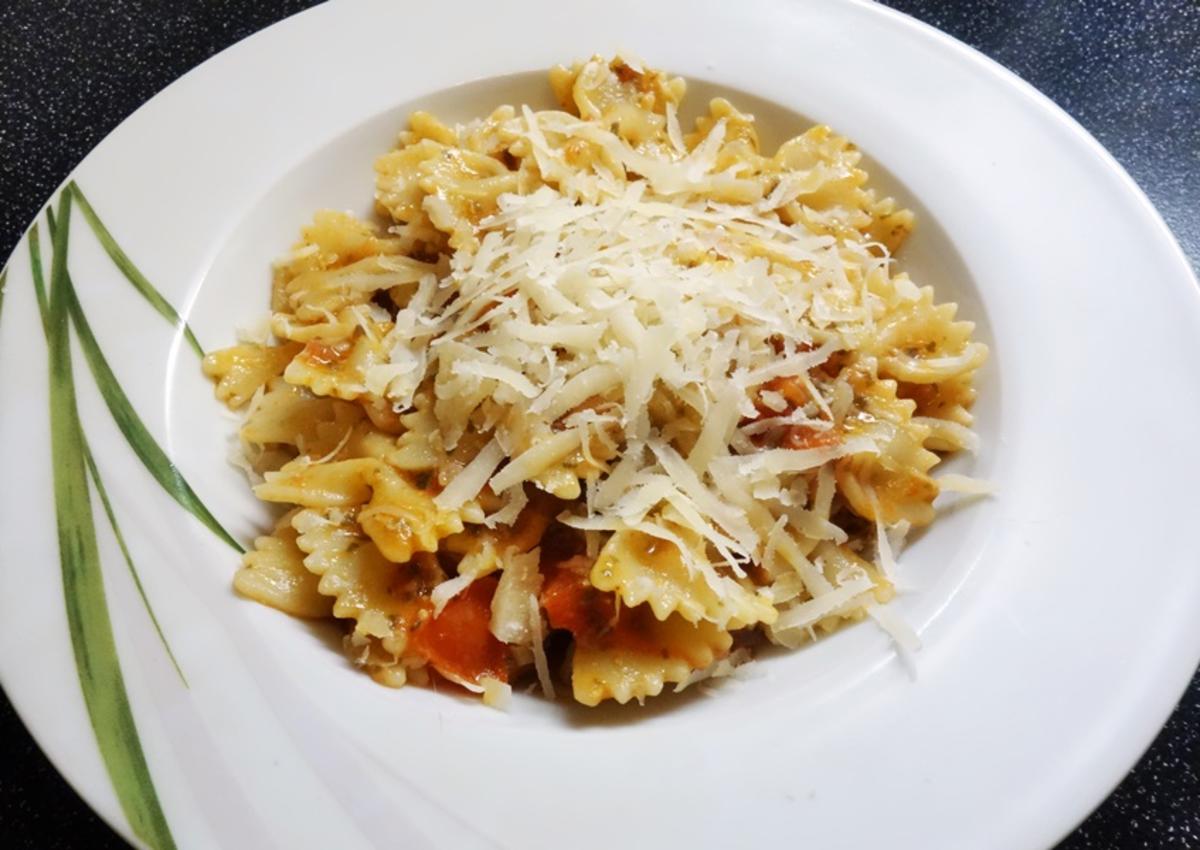 Farfalle mit Tomaten und Basilikumpesto - Rezept - kochbar.de