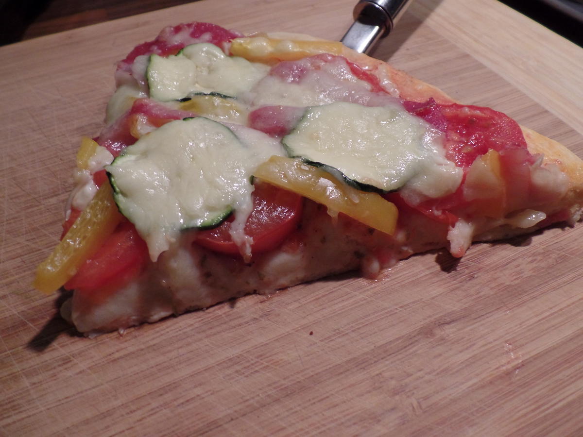 Pizza mit viel Gemüse und Salami - Rezept - Bild Nr. 1521