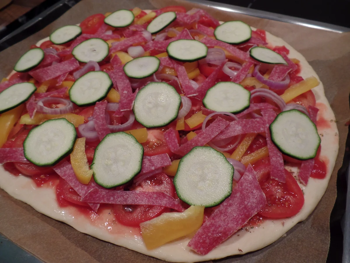 Rezept: Pizza mit viel Gemüse und Salami Bild Nr. 1522 Pizza mit viel Gemüse und Salami - Rezept - Bild Nr. 1522