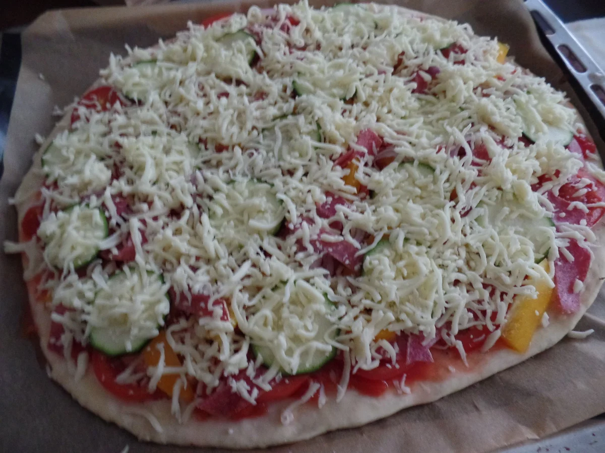 Rezept: Pizza mit viel Gemüse und Salami Bild Nr. 1523 Pizza mit viel Gemüse und Salami - Rezept - Bild Nr. 1523