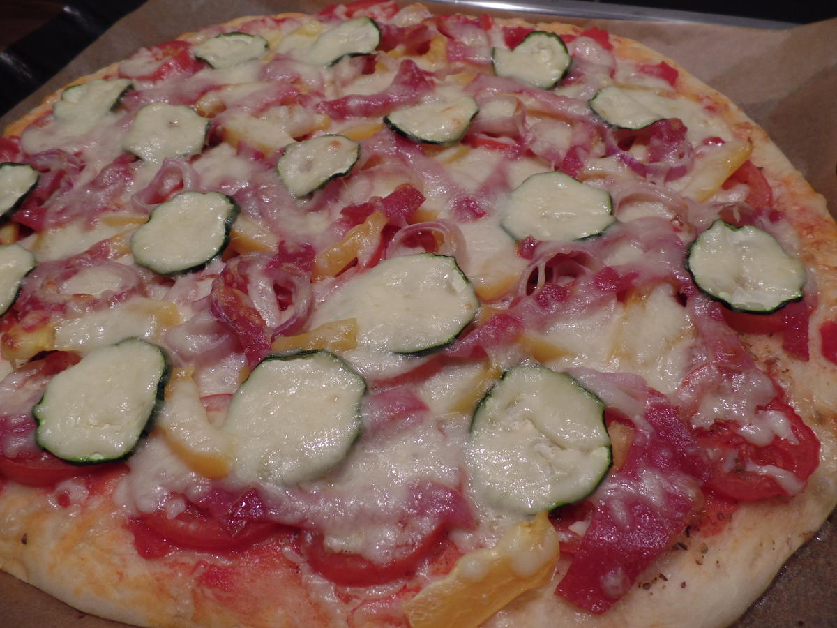 Pizza mit viel Gemüse und Salami - Rezept - Bild Nr. 1524