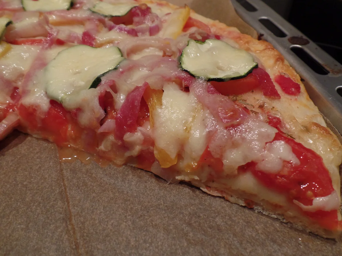 Rezept: Pizza mit viel Gemüse und Salami Bild Nr. 1525 Pizza mit viel Gemüse und Salami - Rezept - Bild Nr. 1525