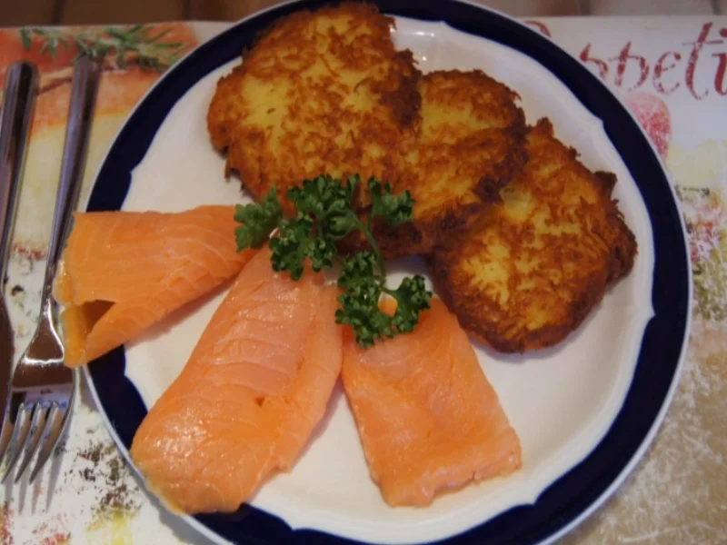 Knuspriger Kartoffelpuffer mit Räucherlachs - Rezept - Bild Nr. 1530