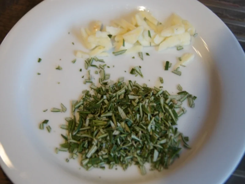 Rezept: Tagliolini in Knoblauch-Rosmarin-Butter Bild Nr. 1548 Tagliolini in Knoblauch-Rosmarin-Butter - Rezept - Bild Nr. 1548