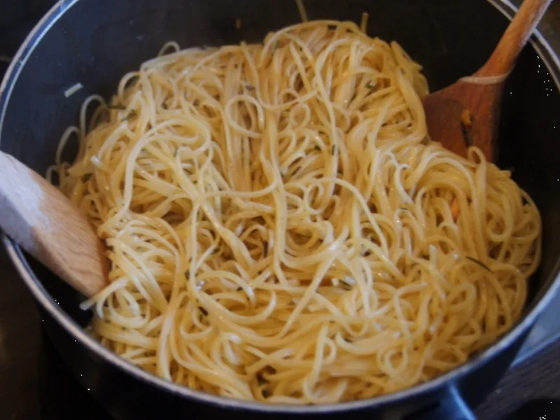 Rezept: Tagliolini in Knoblauch-Rosmarin-Butter Bild Nr. 1550 Tagliolini in Knoblauch-Rosmarin-Butter - Rezept - Bild Nr. 1550