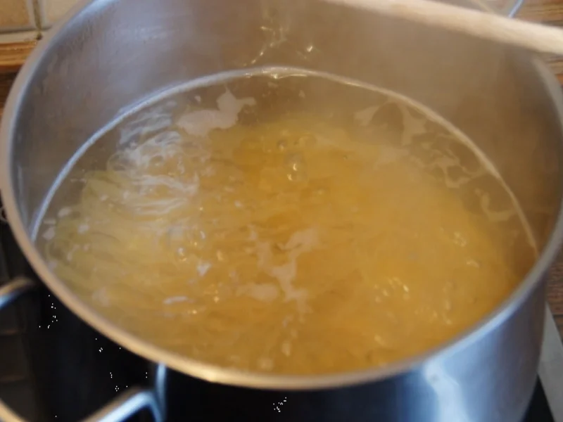 Rezept: Tagliolini in Knoblauch-Rosmarin-Butter Bild Nr. 1552 Tagliolini in Knoblauch-Rosmarin-Butter - Rezept - Bild Nr. 1552