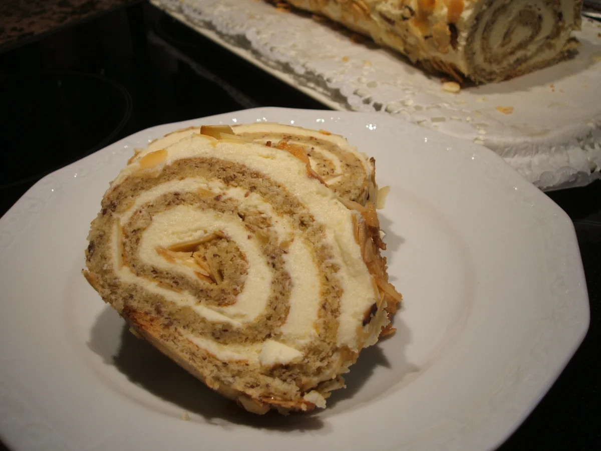 Backen: Amaretto-Rolle - Rezept - Bild Nr. 1548