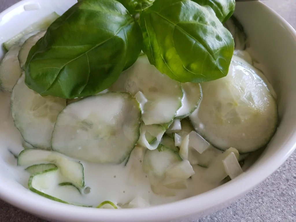 Rührei mit Speck und Gurkensalat - Rezept - Bild Nr. 4