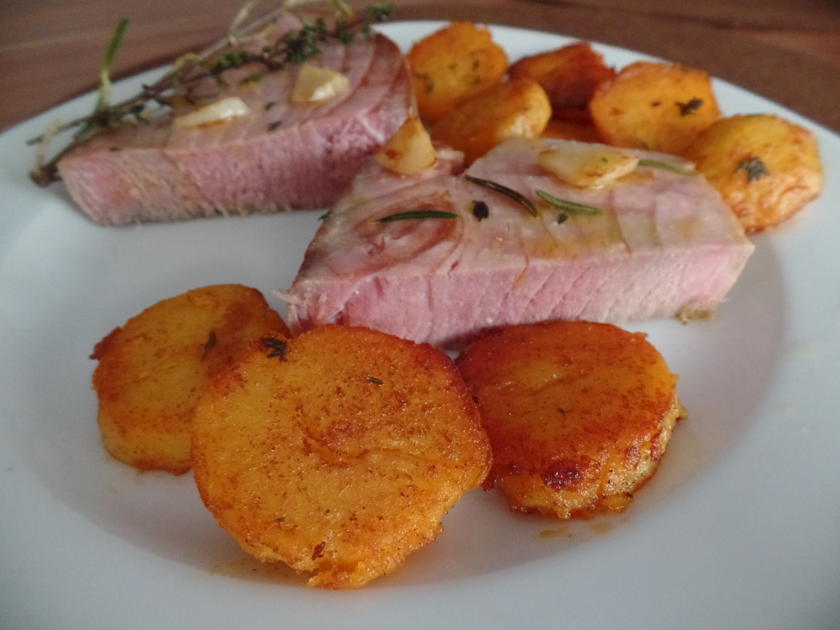 Thunfisch-Steak mit Bratkartoffeln - Rezept - kochbar.de