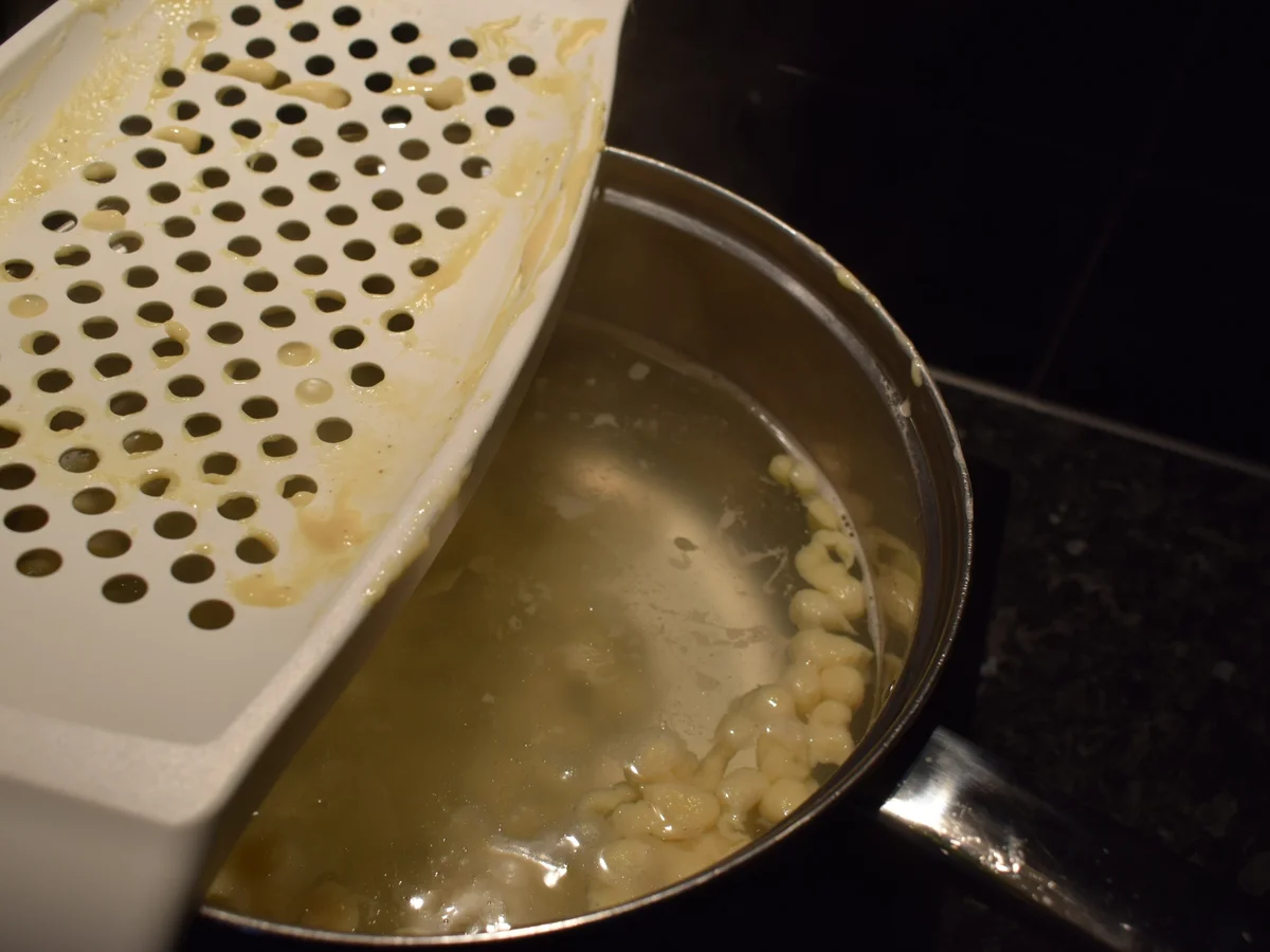 Spätzle / Knöpfle Grundteig (für 2 - 3 Personen) - Rezept - Bild Nr. 1577