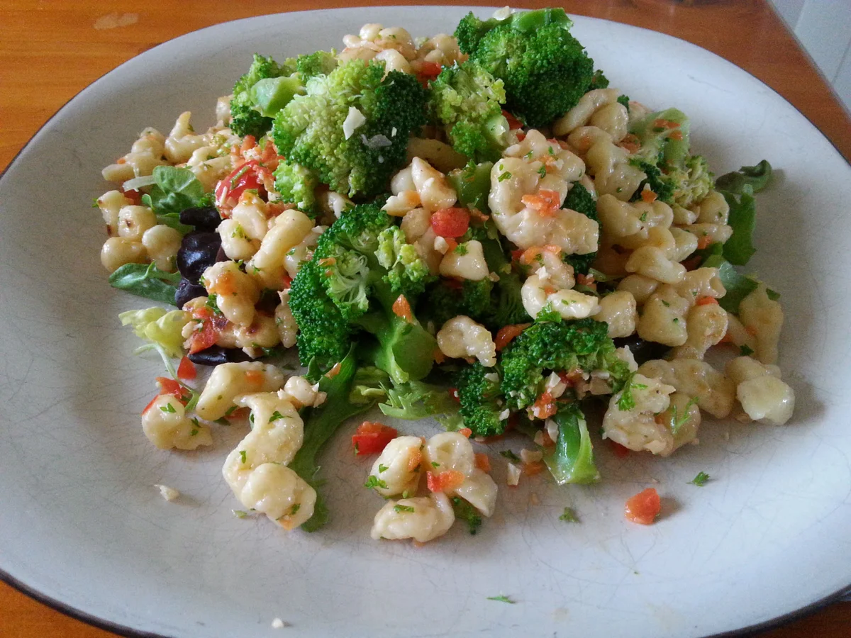 Spätzle mit Brokkoli und Paprika-Petersilien-und-Cashewnuss Pesto - Rezept
