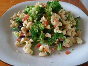 Spätzle mit Brokkoli und Paprika-Petersilien-und-Cashewnuss Pesto - Rezept