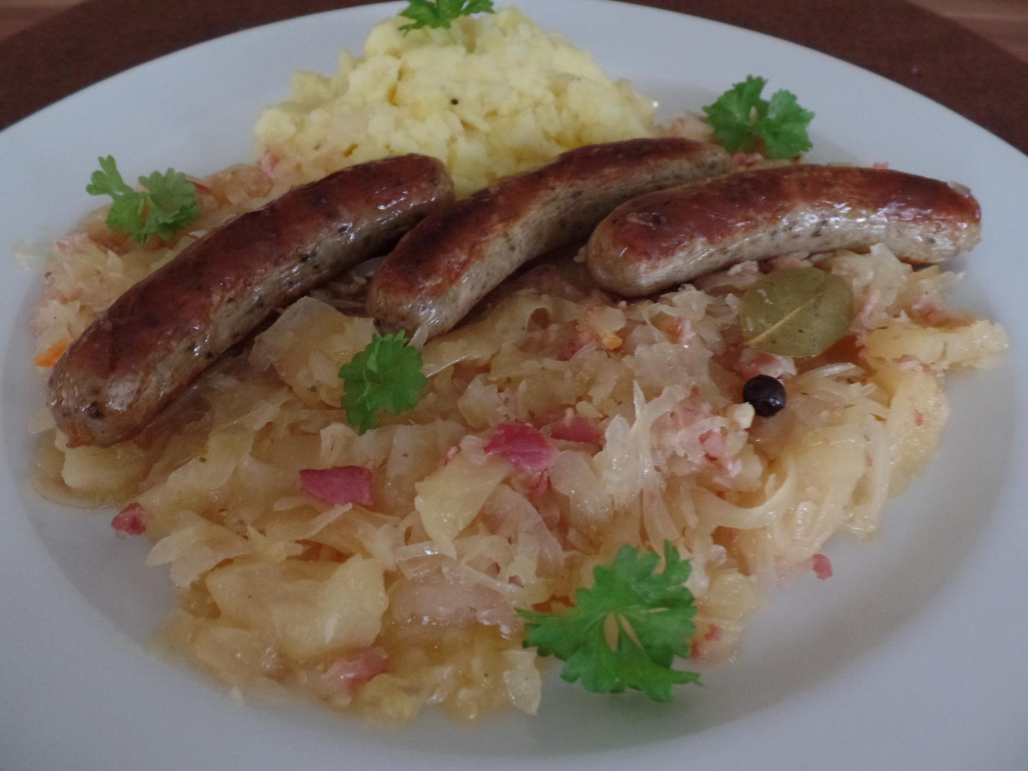 Bratwürste mit Sauerkraut - Rezept mit Bild - kochbar.de