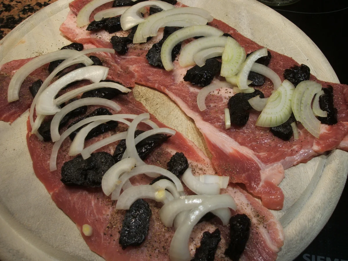 Fleisch: Schweineröllchen mit Backpflaumen - Rezept - Bild Nr. 1590