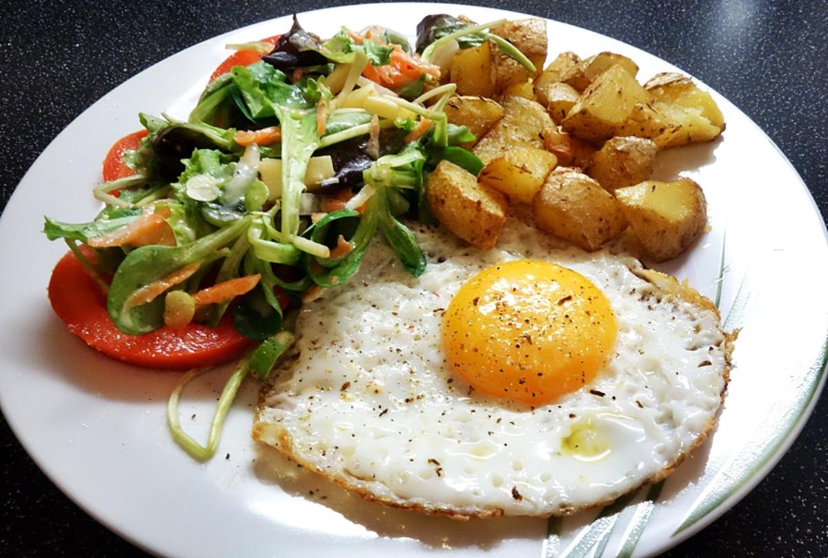Harissa-Ofenkartoffel mit Spiegelei und Salat - Rezept - kochbar.de