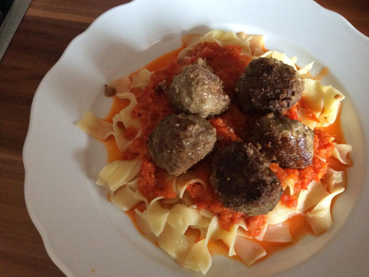 Italienische Fleischbällchen mit Paprika Tomatensoße - schnell ... Italienische Fleischbällchen mit Paprika Tomatensoße - schnell ...