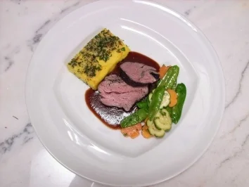 Rinderfilet pochiert an Gewürzjus und Pfannengemüse - Rezept