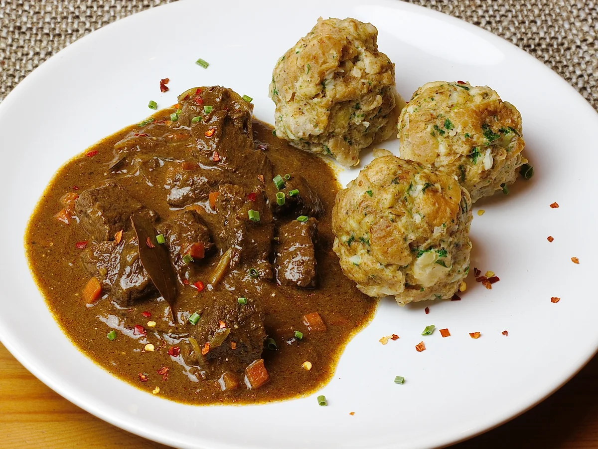 Rindergulasch -kräftig- aus dem Römertopf - Rezept - Bild Nr. 1583