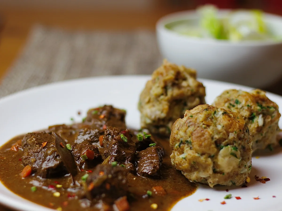 Rindergulasch -kräftig- aus dem Römertopf - Rezept - Bild Nr. 1584