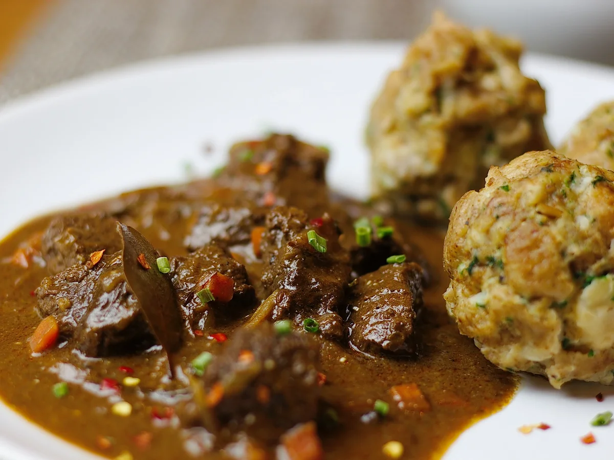 Rindergulasch -kräftig- aus dem Römertopf - Rezept - Bild Nr. 1585