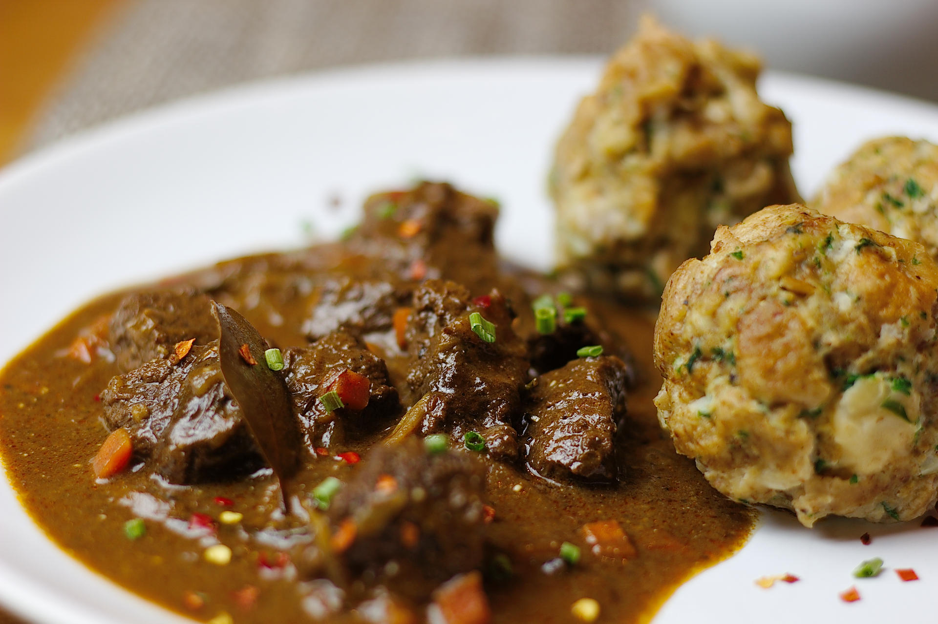 Rindergulasch -kräftig- aus dem Römertopf - Rezept Eingereicht von
sTinsche