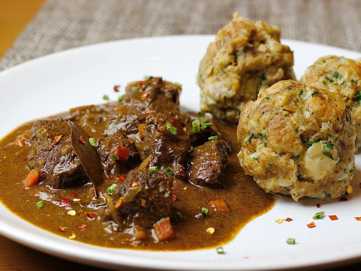 Rindergulasch -kräftig- aus dem Römertopf - Rezept - Bild Nr. 1586