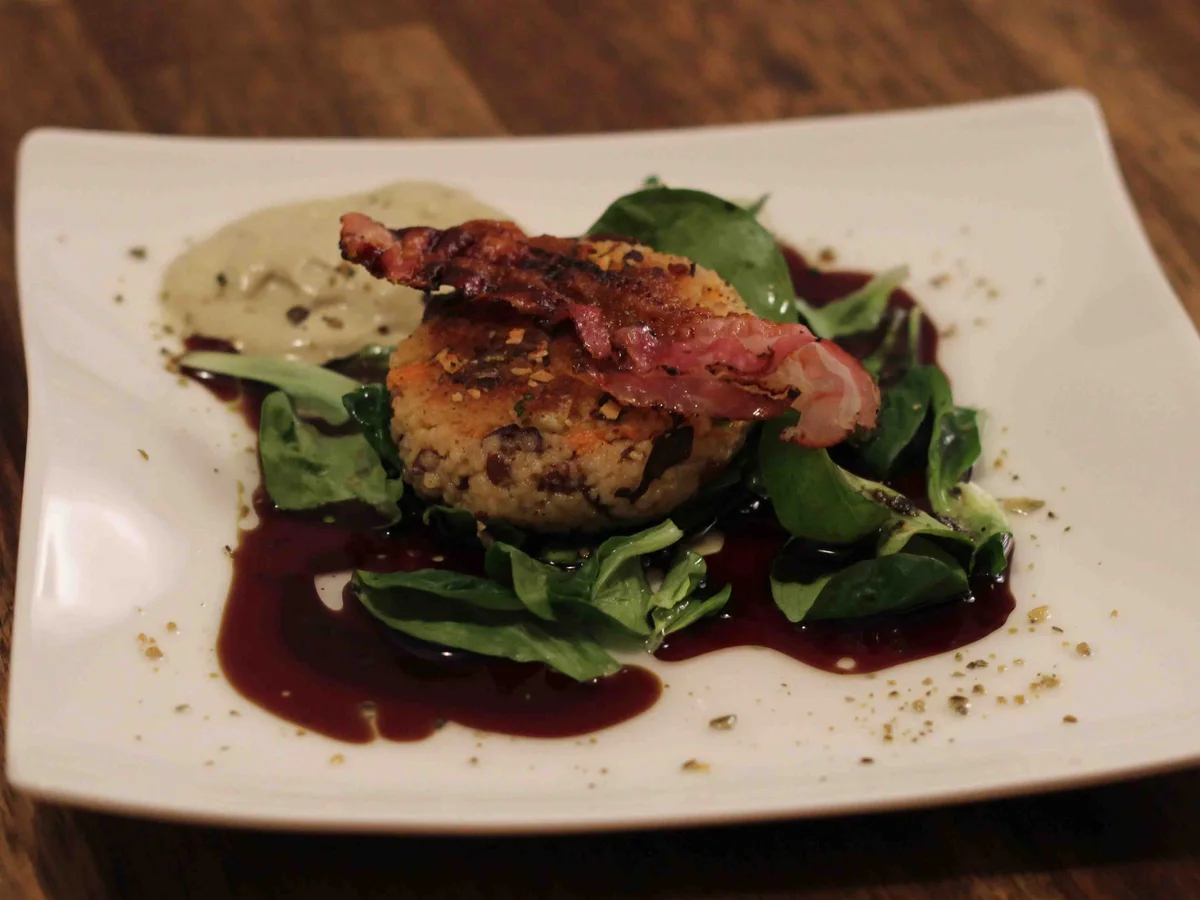 Käferbohnen-Couscous mit Kernöl-Krendip auf Vogerlsalat - Rezept