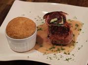 Gefüllte Rehroulade an Cognacsoße, dazu Maroni-Preiselbeer- Buchteln - Rezept