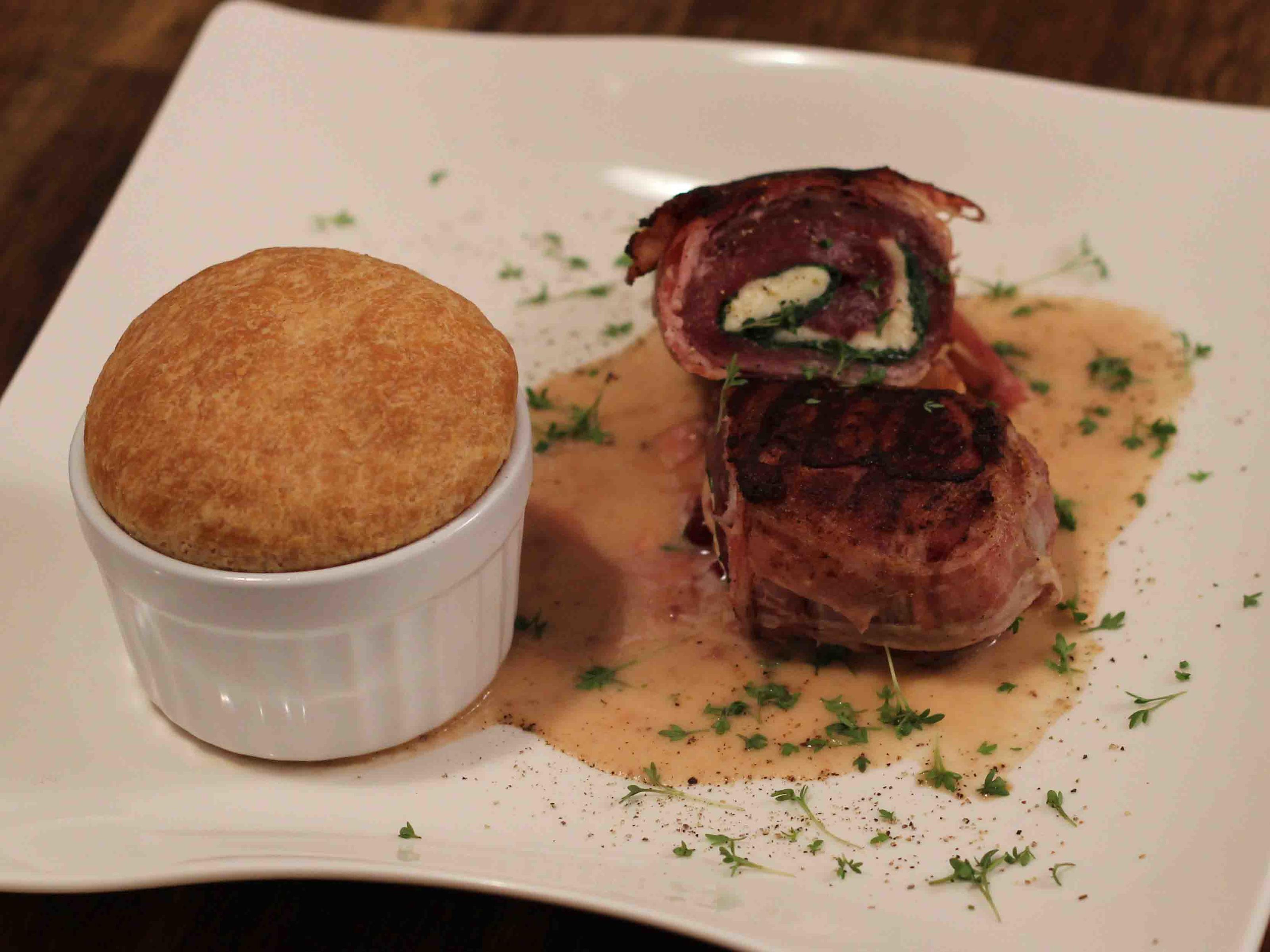 Gefüllte Rehroulade an Cognacsoße, dazu Maroni-Preiselbeer- Buchteln -
Rezept Durch Das perfekte Dinner