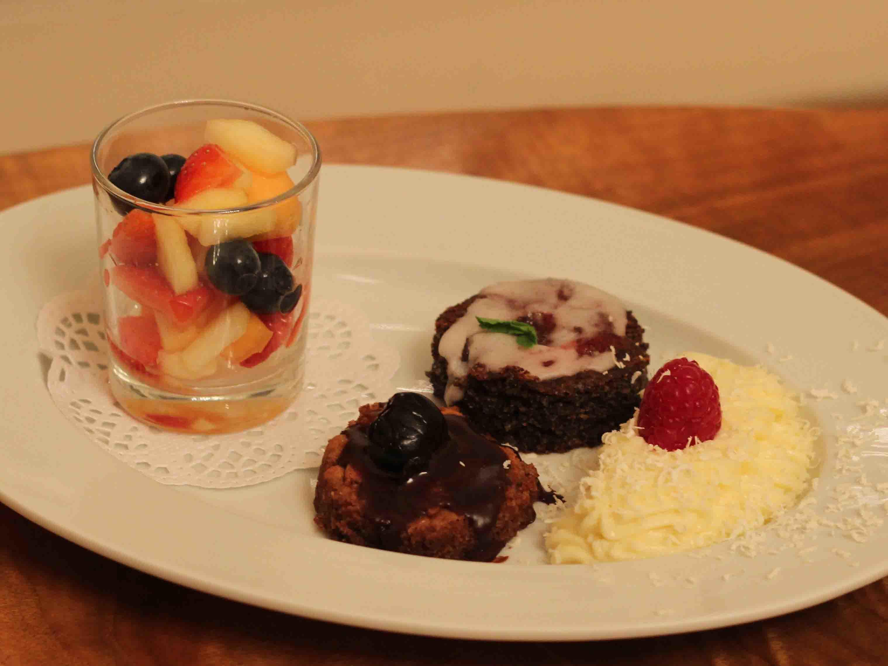 Schoko-Mandel-Törtchen und Mohntörtchen mit weißer Mousse au Chocolat
und Obstsalat - Rezept Eingereicht von Das perfekte Dinner