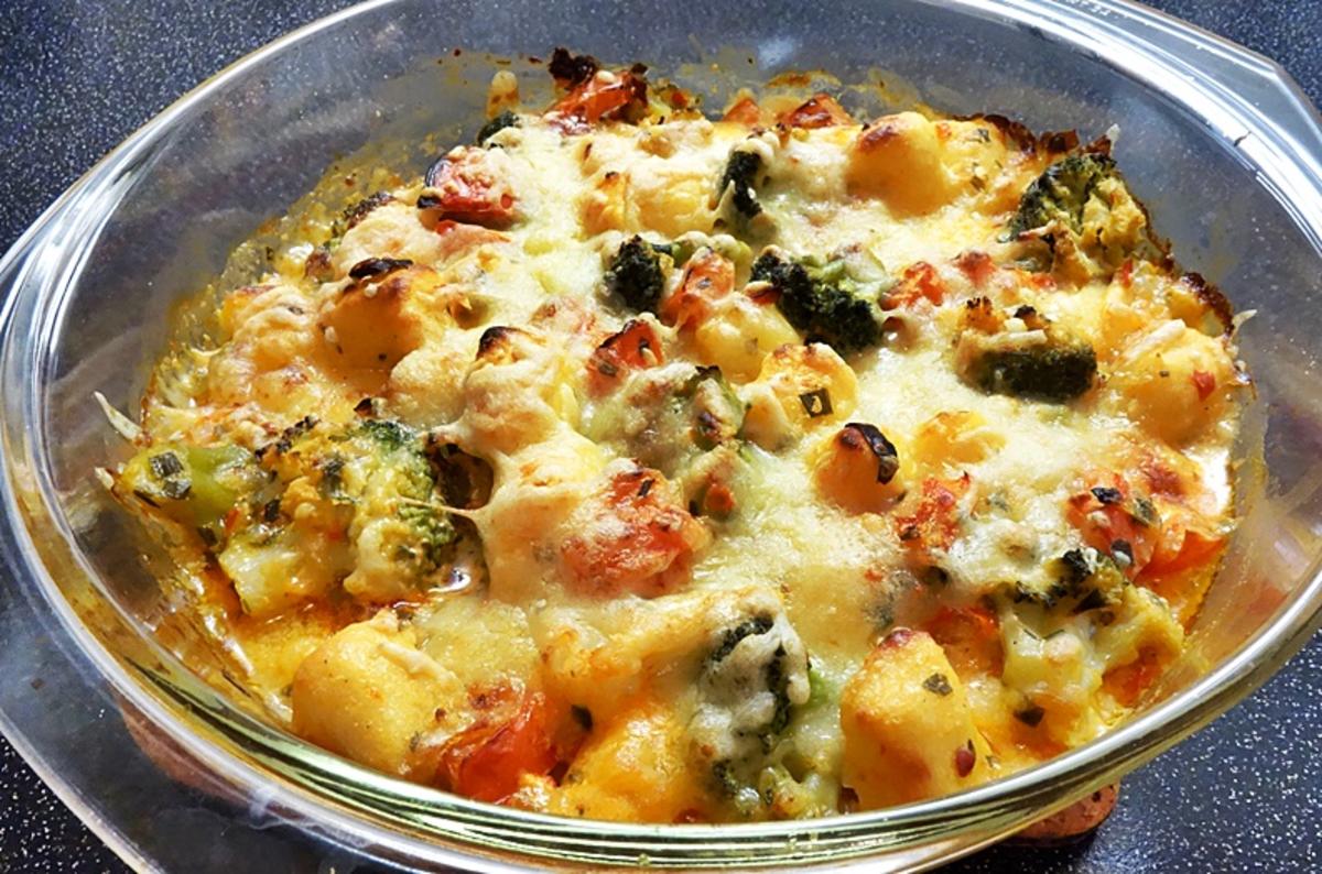 Gnocchi-Gratin mit Broccoli und Tomaten in Ajvar-Sauce - Rezept ...