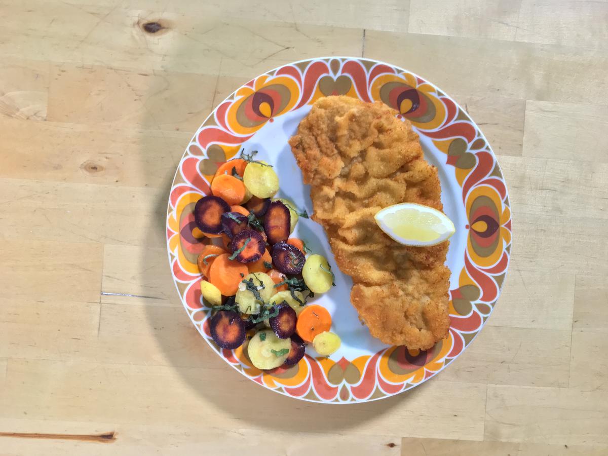 Erikas Schnitzel: Schnitzel an bunten Salbei-Möhren - Rezept - Bild Nr. 2