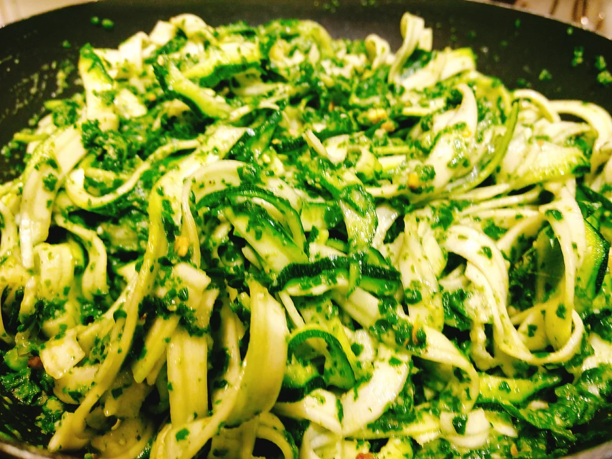 Rezept: BiNe` S ZUCCHINISPAGHETTI MIT AVOCADOPESTO Bild Nr. 1622 BiNe` S ZUCCHINISPAGHETTI MIT AVOCADOPESTO - Rezept - Bild Nr. 1622