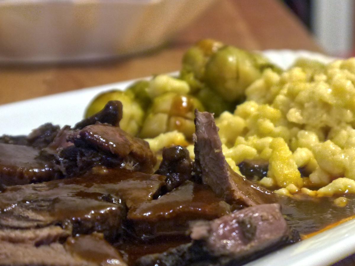 Marinierte Rehkeule mit Mandelspätzle - einfach - 77 kcal/100g