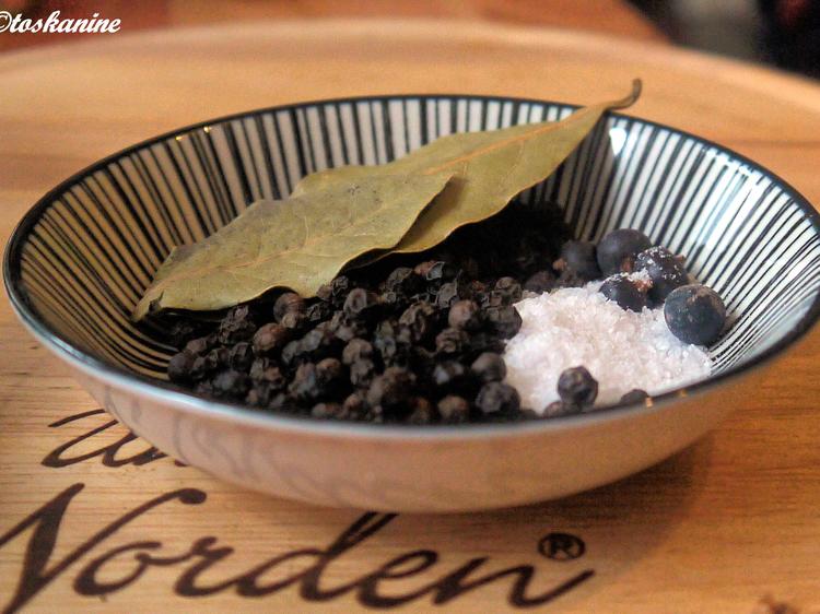 Marinierte Rehkeule mit Mandelspätzle - Rezept - kochbar.de