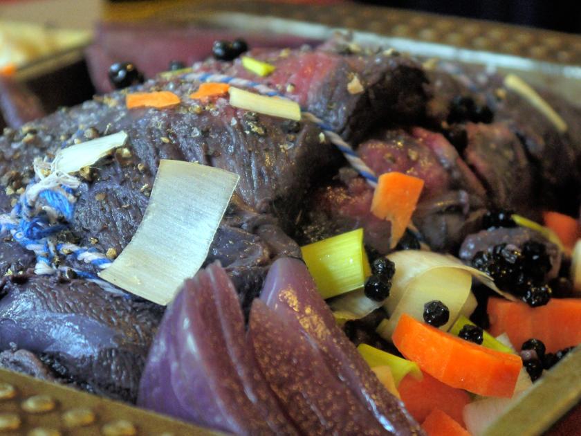 Marinierte Rehkeule mit Mandelspätzle - einfach - 77 kcal/100g