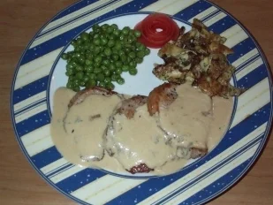 Schnitzel mit Gorgonzolasosse, Pfannkuchennudeln und Erbsen - Rezept