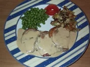 Schnitzel mit Gorgonzolasosse, Pfannkuchennudeln und Erbsen - Rezept
