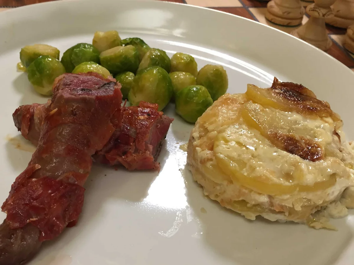 Gefülltes Lammfilet an Kartoffel-Scamorza-Törtchen und karamellisiertem Wintergemüse - Rezept - Bild Nr. 1647