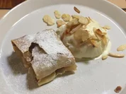 Kerniger Apfelstrudel mit selbstgemachtem Vanilleeis - Rezept - Bild Nr. 2