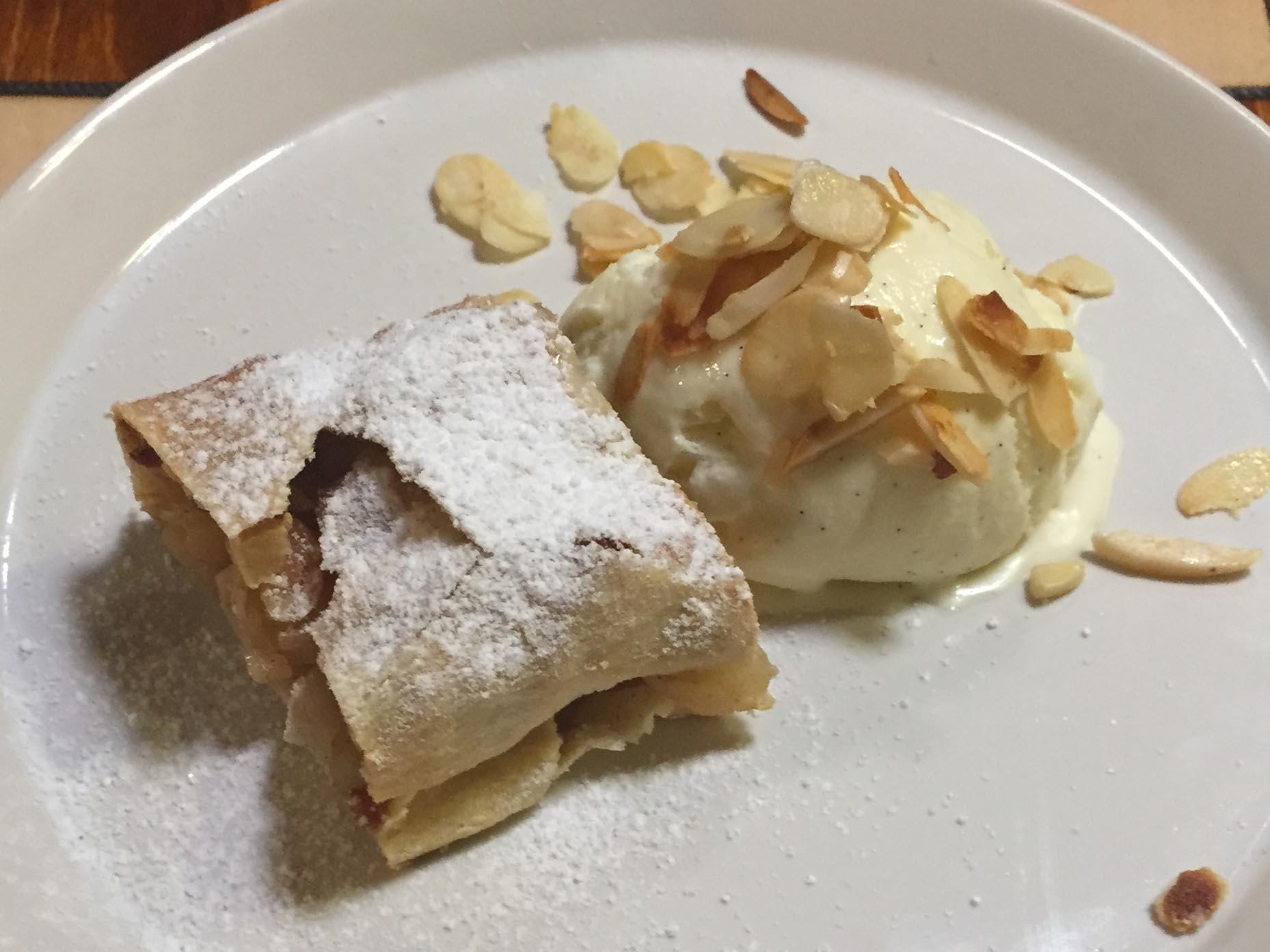 Bilder für Kerniger Apfelstrudel mit selbstgemachtem Vanilleeis - Rezept