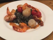Schwarzes Risotto mit Pulpo, Jakobsmuscheln und Garnelen und Krustentiersoße - Rezept - Bild Nr. 2