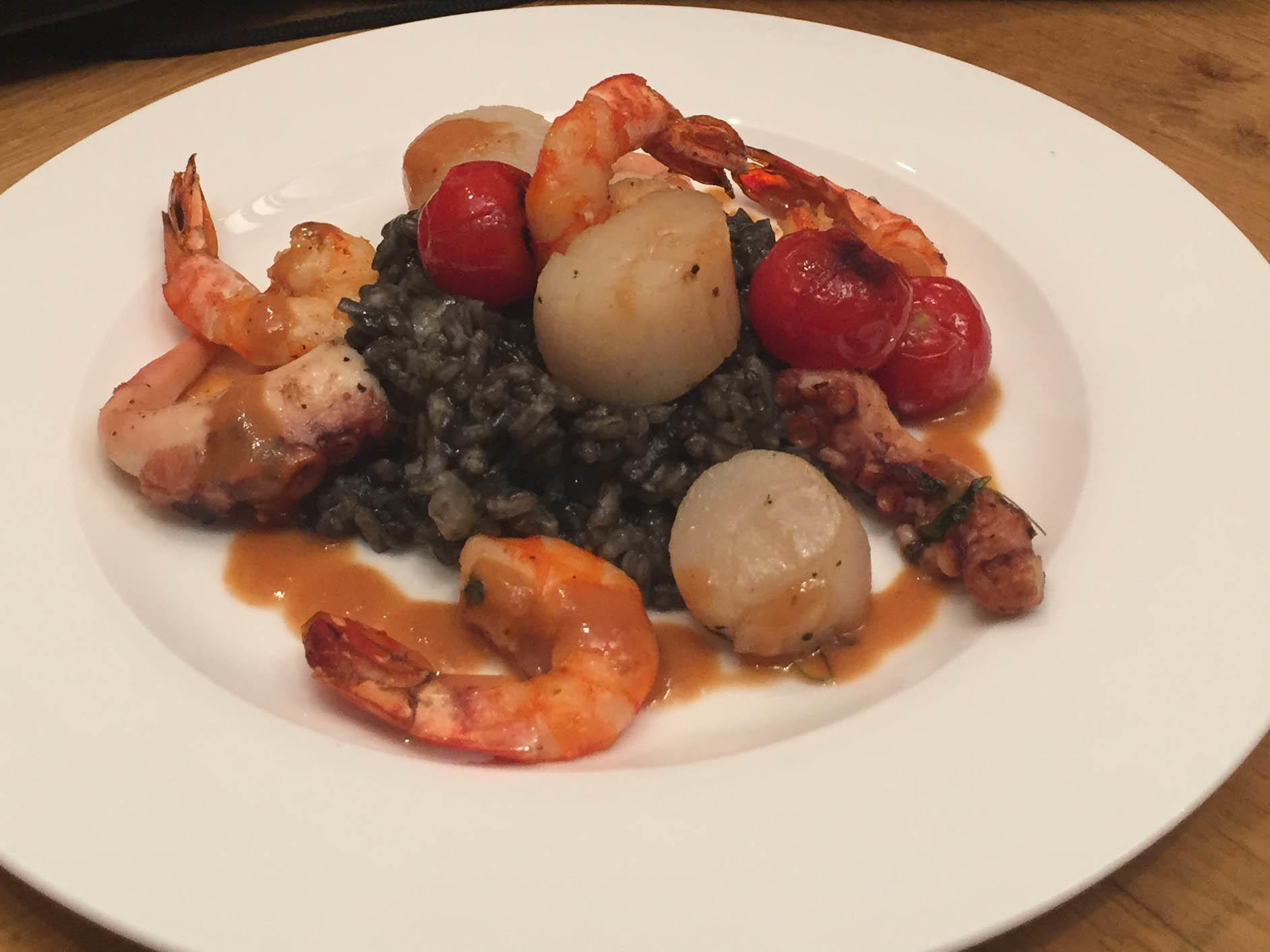 Bilder für Schwarzes Risotto mit Pulpo, Jakobsmuscheln und Garnelen und Krustentiersoße - Rezept