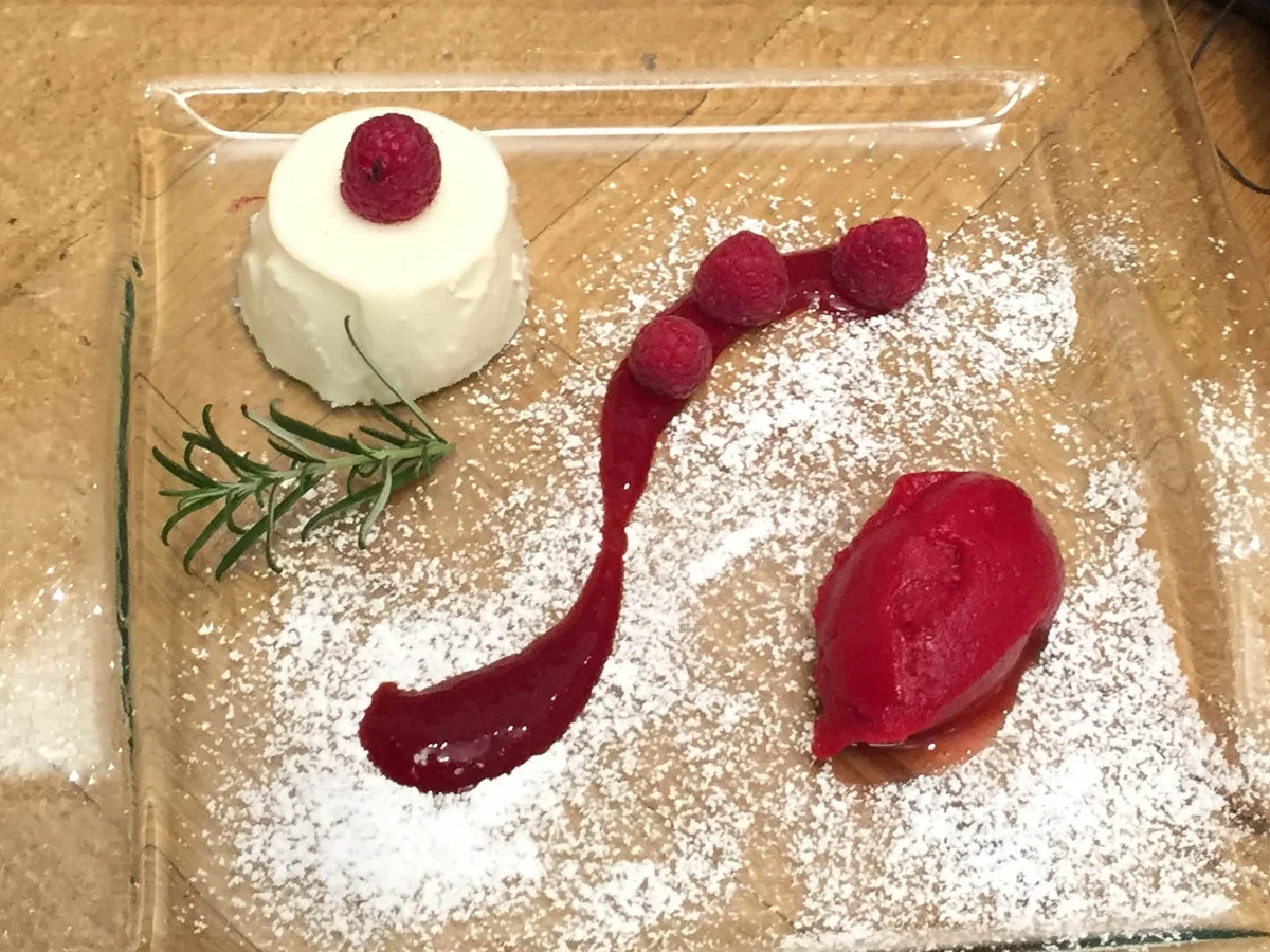 Duett von Rosmarin-Panna Cotta & Himbeer-Sorbet - Rezept - Bild Nr. 2