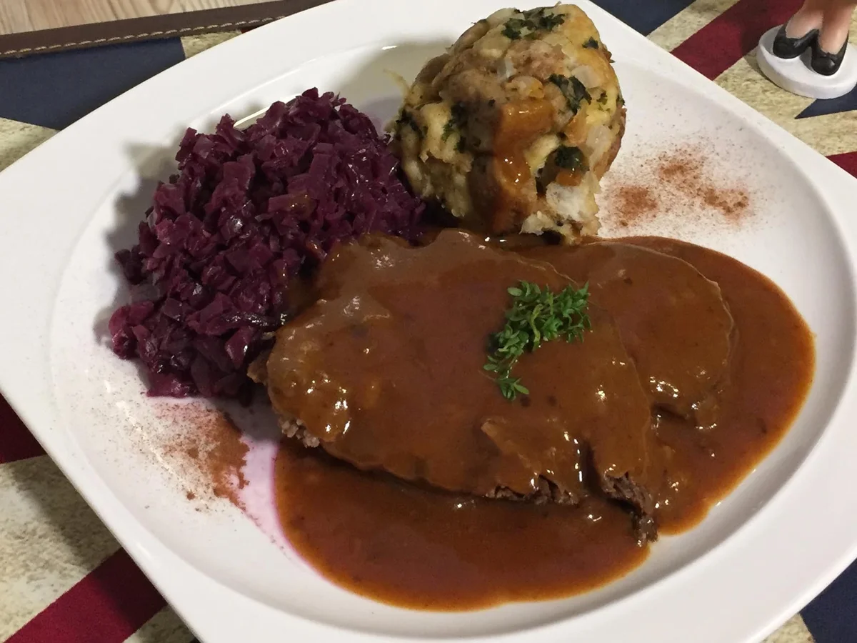Rezept: Sauerbraten mit Semmelknödeln und Apfelrotkraut Bild Nr. 2 Sauerbraten mit Semmelknödeln und Apfelrotkraut - Rezept - Bild Nr. 2