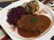 Sauerbraten mit Semmelknödeln und Apfelrotkraut - Rezept - Bild Nr. 2
