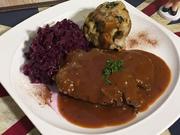 Sauerbraten mit Semmelknödeln und Apfelrotkraut - Rezept - Bild Nr. 2