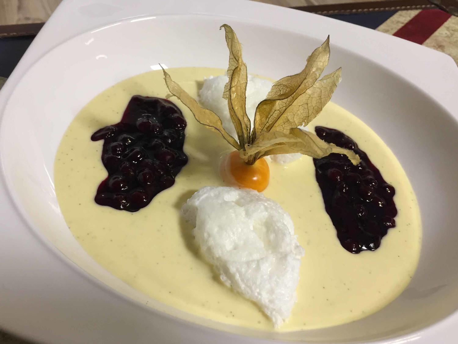 Schneeballen mit Heidelbeeren in Vanillesauce - Rezept - kochbar.de