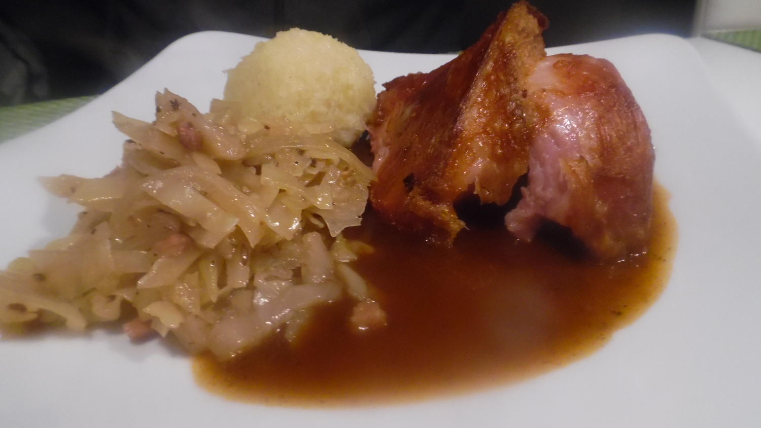 Schweinshaxe gegrillt, mit dunkler Soße - Rezept - kochbar.de