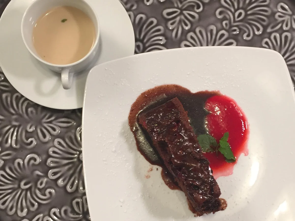 Schoko-Cranberry-Küchlein auf Himbeerspiegel, dazu Kashmiri-Chai - Rezept - Bild Nr. 1671